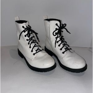 White cute leather winter boot size women's US 9